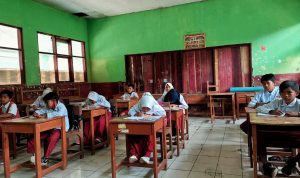Disdik KBB Dorong Penerapan Kurikulum Merdeka MENUJU KERIKULUM MERDEKA: Sejumlah siswa yang duduk di bangku sekolah dasar nampak serius saat mengikuti proses belajar di dalam kelas dengan memperhatikan arahan tugas dari seorang guru. (DOK.JABAR EKSPRES)