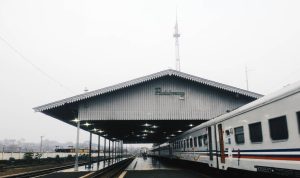 Kenangan Masa Lampau Stasiun Padalarang dengan Segudang Cerita Suara speaker stasiun padalarang itu terdengar nyaring. Jelas hingga ke luar. secara spontan masyarakat yang sudah pegang tiket menuju kereta