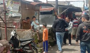 Tim densus 88 Anti Teror melakukan penggeledahan kepada rumah terduga teroris di Gang Karees Kulon, Rt 02, Rw 05