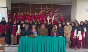 Tim PKM Unla Berikan Pelatihan Komunikasi Efektif dan Edukasi Hukum Kepada Remaja Putus Sekolah BERIKAN EDUKASI: Tim PKM Unla memberikan pelatihan Komunikasi efektif dan Edukasi hukum bagi para remaja putus sekolah di UPTD Pusat Pelayanan Sosial Griya Bina Remaja Lembang.