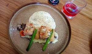 Sajian Salmon Crusted Topping Sauteed Mushroom Garlic Ditambah Sauce Cilantro yang Bikin Nagih