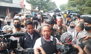 Wali Kota Bandung, Yana Mulyana saat mengecek kondisi pasca ledakan bom bunuh diri di Kantor Polsek Astana Anyar. (Yanuar/Jabar Ekspres)