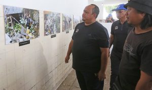 Ratusan Foto Kegiatan DPRD Kota Bogor Dipamerkan ke Publik Ketua DPRD Kota Bogor, Atang Trisnanto saat melihat satu persatu potret kegiatan Refleksi Satu Tahun yang bertajuk 'Bingkai Parlemen' pada Sabtu (17/12). (YUDHA PRANANDA/JABAR EKSPRES)
