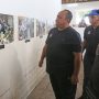 Ketua DPRD Kota Bogor, Atang Trisnanto saat melihat satu persatu potret kegiatan Refleksi Satu Tahun yang bertajuk 'Bingkai Parlemen' pada Sabtu (17/12). (YUDHA PRANANDA/JABAR EKSPRES)