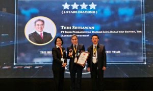 Tedi Setiawan meraih The Best Human Capital Director Of The Year 2022