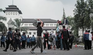 Jelang Penetapan UMK Jabar, Buruh Tuntut Diskresi Gubernur KAWAL KENAIKAN UPAH: Para buruh saat menggelar aksi demonstrasi kenaikan UMK Jabar di Depan Kantor Gubernur. Senin 5 Desember 2022. (KHOLID/JABAREKSPRES)