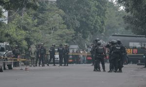 Anggota polisi tengah bersiap melakukan olah TKP usai sterilisasi area pasca ledakan di Kantor Polsek Astana Anyar, Kota Bandung. (Kholid/Jabar Ekspres)