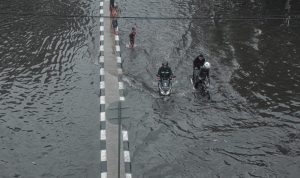 Pemkot Belum Temukan Solusi, Banjir Kota Bandung Terus Menghantui Warga TERJEBAK BANJIR: Kawasan Gedebage, Kota Bandung menjadi salah satu titik lokasi langganan banjir yang hingga saat ini belum ada penanganan konkrit dari Pemkot Bandung. (KHOLID/JABAREKSPRES)