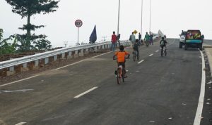 AKSES KENDARAAN: Pemprov Jabar berkomitmen memenuhi kebutuhan infrastruktur masyarakat. Salah satunya: Jalan Mulus.