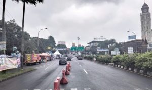 Pelancong Wisata Puncak Bogor Mulai Berdatangan Kondisi arus lalu lintas di Simpang Gadog, Kabupaten Bogor menuju wisatapuncak Bogor, Jumat 30 Desember 2022. (SANDIKA FADILAH/JABAREKSPRES.COM)