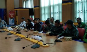 Tuntut Kejelasan BLT, Driver Ojol Gerebek Perkantoran Pemda KBB Para driver ojol saat audiensi di Kantor Pemda Bandung Barat, Selasa 27 Desember 2022.