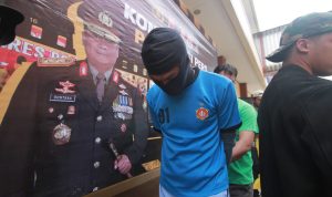 Tersangka pembunuhan berencana saat diamankan di Mako Polres Bogor, Rabu 21 Desember 2022. (SANDIKA FADILAH/JABAREKSPRES.COM)