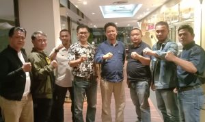 Ormas Gibas usai rapat HUT ke-22, Kamis (29/12). Mereka memberikan dukungan terhadap Ridwan Kamil. (SANDI NUGRAHA/JABAREKSPRES)