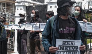SAMPAIKAN TUNTUTAN: AJI Bandung menolak RKUHP dengan melakukan aksi diam diri selama 17 menit di depan Gedung DPRD Jabar, Senin 5 Desember 2022. (KHOLID/JABAR EKSPRES)