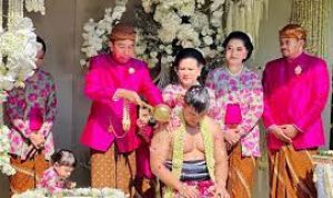 Menjelang Pernikahan, Kaesang Pangarep Putra Bungsu Jokowi Dodo Laksanakan Proses Siraman.
