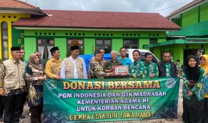 Direktur GTK Madrasah, Muhammad Zain melepas bantuan untuk korban gempa Cianjur.