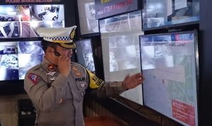 Dengan Sekali Tekan Tombol ini, Jajaran Polresta Bogor Siap Lakukan Pertolongan Cepat Kasatlantas Polresta Bogor Kota, Kompol Galih Apria saat simulasi dalam merespon tombol panic button di ruangan command center. (YUDHA PRANANDA/JABAR EKSPRES)