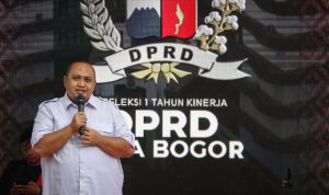 DPRD Kota Bogor Libatkan Masyarakat dalam Evaluasi Kinerja Satu Tahun Ketua DPRD Kota Bogor, Atang Trisnanto saat berpidato dalam acara refleksi kinerja satu tahun. (YUDHA PRANANDA/JABAR EKSPRES)