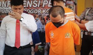 Uang Palsu Rp 450 Juta Gagal Edar di Bogor Pelaku pengedar uang palsu berinisial U saat di ekspose jajaran Polresta Bogor Kota, Senin 5 Desember 2022. (YUDHA PRANANDA/JABAR EKSPRES)