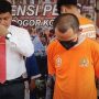 Pelaku pengedar uang palsu berinisial U saat di ekspose jajaran Polresta Bogor Kota, Senin 5 Desember 2022. (YUDHA PRANANDA/JABAR EKSPRES)