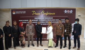 Eni Sumarni Jadi Bakal Calon Anggota DPD Pertama Menyerahkan Dukungan ke KPU Jabar Bakal calon anggota Dewan Perwakilan Daerah (DPD) Eni Sumarni saat sambangi kantor KPU Jabar.