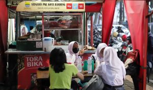 Hore! Kawasan Kuliner Halal Aman Sehat Hadir di Taman Valkenet Malaba MAKANAN SEHAT: Pemkot Bandung meluncurkan wisata kuliner halal di Taman Valkenet Malabar, Jalan Malabar Kecamatan Lengkong, Senin 12 Desember 2022.