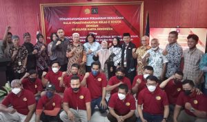 DAPAT PELATIHAN: Sejumlah klien pemasyarakatan di Bapas Kelas II Bogor bersama Pimpinan Bapas Kelas II Bogor dan PT Beliver Karya Indonesia usai penandatanganan kontrak kerjasama. (Yudha Prananda/Jabar Ekspres)