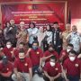 DAPAT PELATIHAN: Sejumlah klien pemasyarakatan di Bapas Kelas II Bogor bersama Pimpinan Bapas Kelas II Bogor dan PT Beliver Karya Indonesia usai penandatanganan kontrak kerjasama. (Yudha Prananda/Jabar Ekspres)