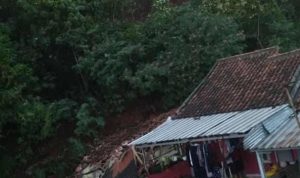 Nagreg Kabupaten Bandung Diterjang Longsor, 28 KK Dievakuasi Nagreg Kabupaten Bandung Diterjang Longsor, 28 KK Dievakuasi