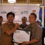 Forum Wartawan Pendidikan (FWP) Jabar menyerahkan penghargaan kepada Kepada Cadisdik Wilayah VII Dinas Pendidikan Jawa Barat, Firman Oktora.