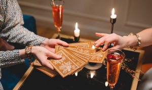 Ramalan Zodiak Cinta Hari Ini Senin, 12 Desember 2022