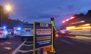 Cegah Kemacetan, Polisi Berlakukan Car Free Night di Jalur Puncak Bogor Petugas kepolisian saat mengatur lalu lintas di kawasan Puncak Exit Tol Gadog, Kabupaten Bogor, Sabtu 31 Desember 2022. (Sandika Fadilah/Jabarekspres.com)