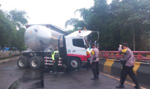 Diduga Sopir Mengantuk, Truk Tangki Trailer Tabrak Pembatas Jembatan