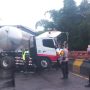 Diduga Sopir Mengantuk, Truk Tangki Trailer Tabrak Pembatas Jembatan