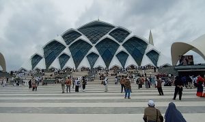 Warga antusias berdatangan saat peresmian Masjid Raya Al – Jabbar, Jumat (30/12). (Sandi Nugraha/Jabar Ekspres)