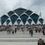 Warga Sanjung Kehebatan Ridwan Kamil Bangun Masjid Raya Al-Jabbar Warga antusias berdatangan saat peresmian Masjid Raya Al – Jabbar, Jumat (30/12). (Sandi Nugraha/Jabar Ekspres)