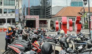 Tak Tertib, Trotoar di Kota Bandung Jadi Lahan Parkir Liar Trotoar di Kota Bandung jadi lahan parkiran liar kendaraan roda dua tepatnya di Braga, Kota Bandung. (KHOLID/JABAR EKSPRES)