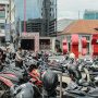 Trotoar di Kota Bandung jadi lahan parkiran liar kendaraan roda dua tepatnya di Braga, Kota Bandung. (KHOLID/JABAR EKSPRES)