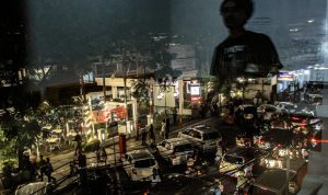 Kemacetan Kota Bandung akibat tingginya volume kendaraan di ruas Jalan Asia Afrika, Kota Bandung. (KHOLID/JABAR EKSPRES)