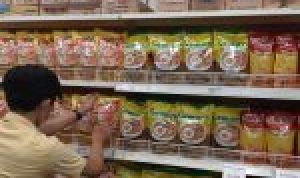 Minyak Kita Langka, Konsumen di KBB Pilih Curah Tanpa Kemasan Ilustrasi Promo inyak goreng murah di Alfamart dan Indomaret.