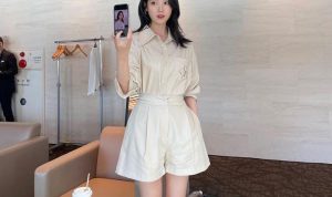 Artis Korea IU, yang memiliki tubuh langsing, seperti impian banyak wanita yang menjadikan langsingsebgaai resolusi 2023. (instagram @dlwlrma)