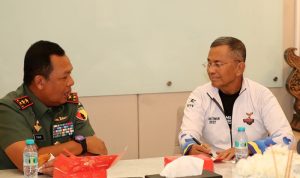 Dahlan Iskan mencatat hasil wawancara dengan Pangdam V/Brawijaya di kertas sobekan kotak snack. -FOTO: BOY SLAMET-HARIAN DISWAY-