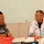 Dahlan Iskan mencatat hasil wawancara dengan Pangdam V/Brawijaya di kertas sobekan kotak snack. -FOTO: BOY SLAMET-HARIAN DISWAY-
