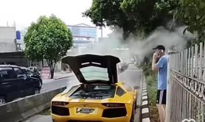 Lamborghini Avetador yang mengalamimogok dan berhenti di Jalur Busway. (instagram @infojkt24)