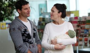 Jacinda Ardern bersama bayi dan domestic partnernya Clark Gayford (Photo by MICHAEL BRADLEY / AFP)