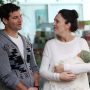 Jacinda Ardern bersama bayi dan domestic partnernya Clark Gayford (Photo by MICHAEL BRADLEY / AFP)