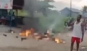 Viral, Diduga Komplotan Penculikan Anak, Wanita di Papua Dibakar Hidup-hidup Situasi mencekam Dibakarnya wanita yang diduga komplotas penduri anak di Papua. (instagram @andreli_48)