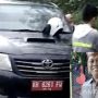 Mobil Dinas Camat Telawang berada tidak jauh dari lokasi penemuan mayat. (antara)