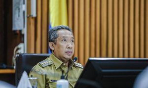 Pemkot Bandung Tinjau Ulang Penyesuaian Tarif Air Minum Wali Kota Yana Mulyana saat memberikan penjelasan mengenai penyesuaian tarif air minum.