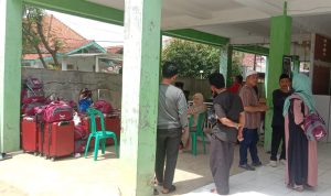 GAGAL TERBANG: Ratusan jemaah umrah diduga menjadi korban penipuan pihak travel. Kini tertahan di Pesantren Ahsanul Hikam, Cijerah, Kota Bandung. (Sandi Nugraha/Jabar Ekspres)